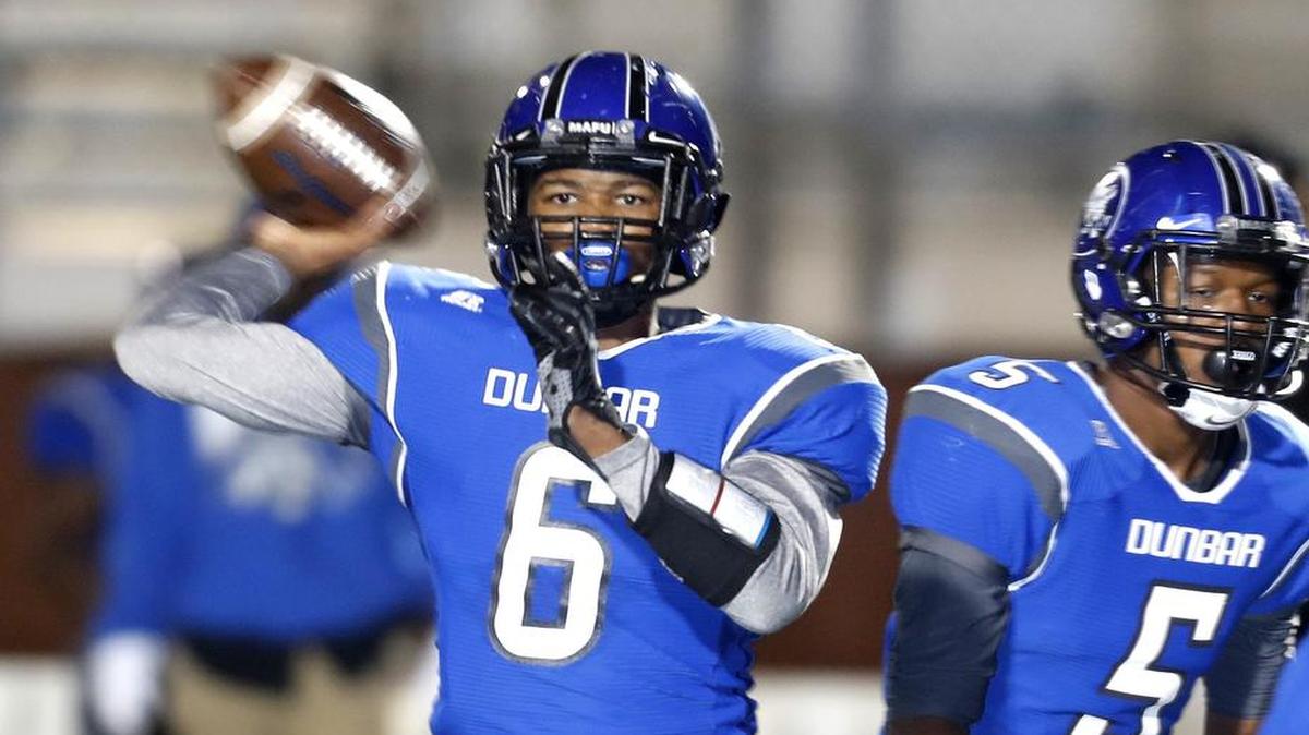 Dunbar quarterback Leon’te Cooper (6), here in a 2016 playoff game, caught a 38-yard touchdown pass Saturday against Sam Houston.