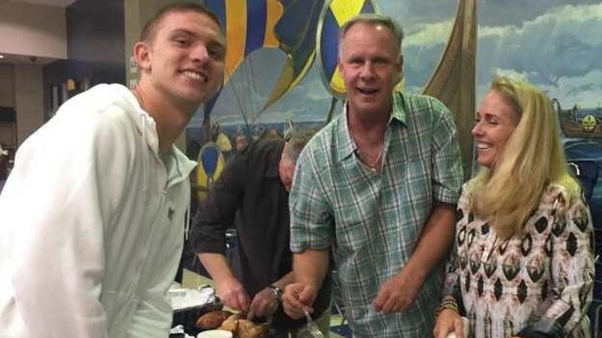 From 2015, Arlington Lamar quarterback Shane Buechele, left, dad Steve and mom Nancy enjoy a Vikings team feast on Thanksgiving Day.