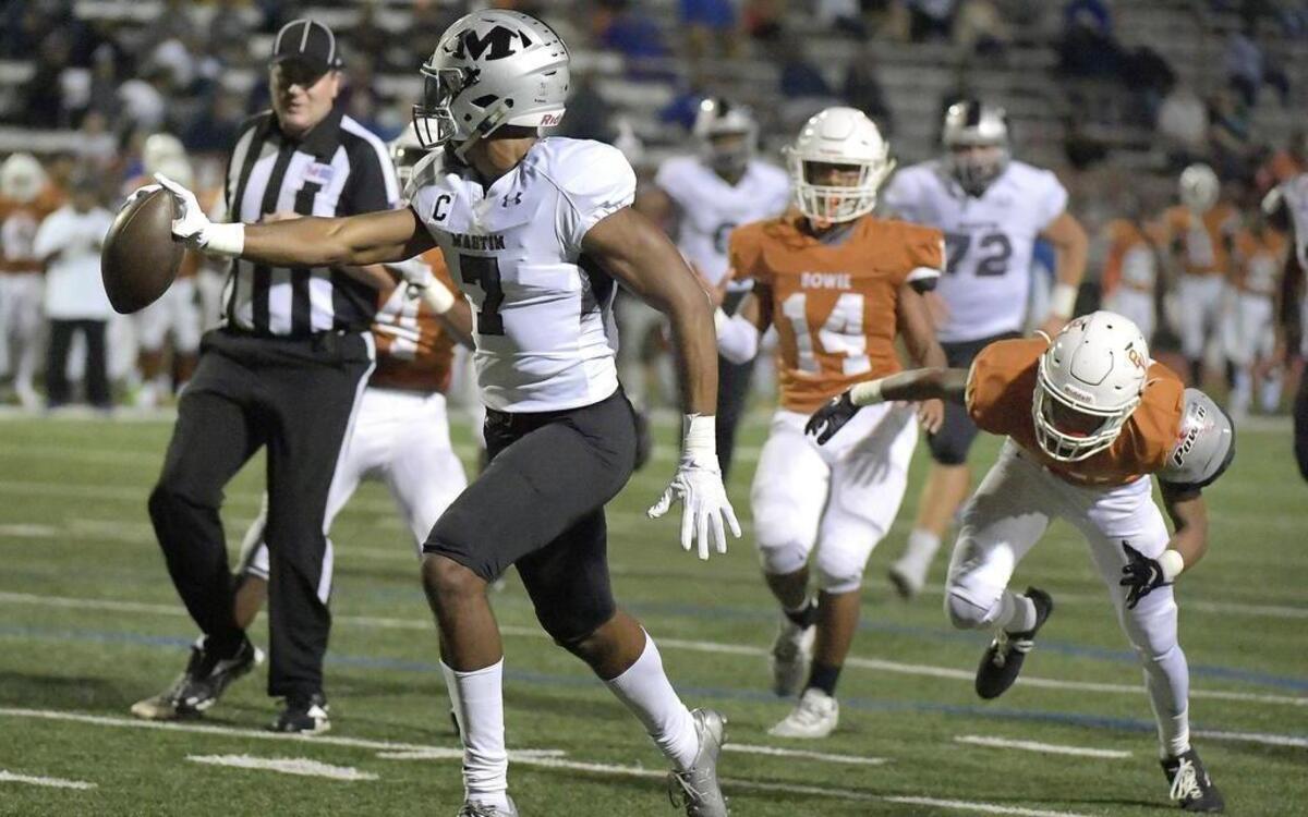 Martin Warriors’ Brayden Willis (7) outruns Bowie Volunteers defenders on this first-quarter touchdown run.