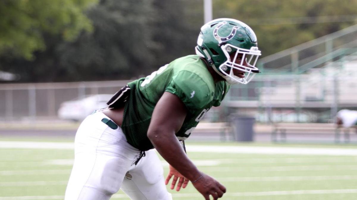 A’Tavion McDonald runs a drill in an Arlington football team practice on Oct. 3.