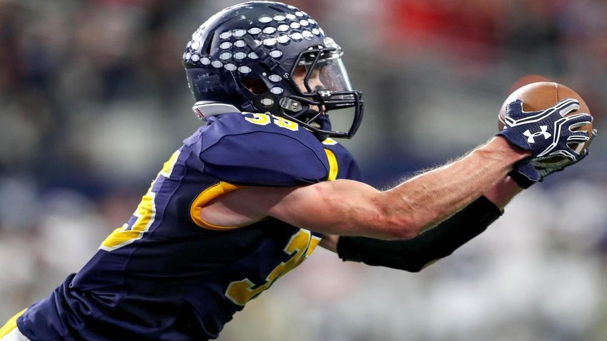Highland Park running back Paxton Alexander (35) comes up with a catch for a touchdown against Denton Ryan, Dec. 10, 2016.