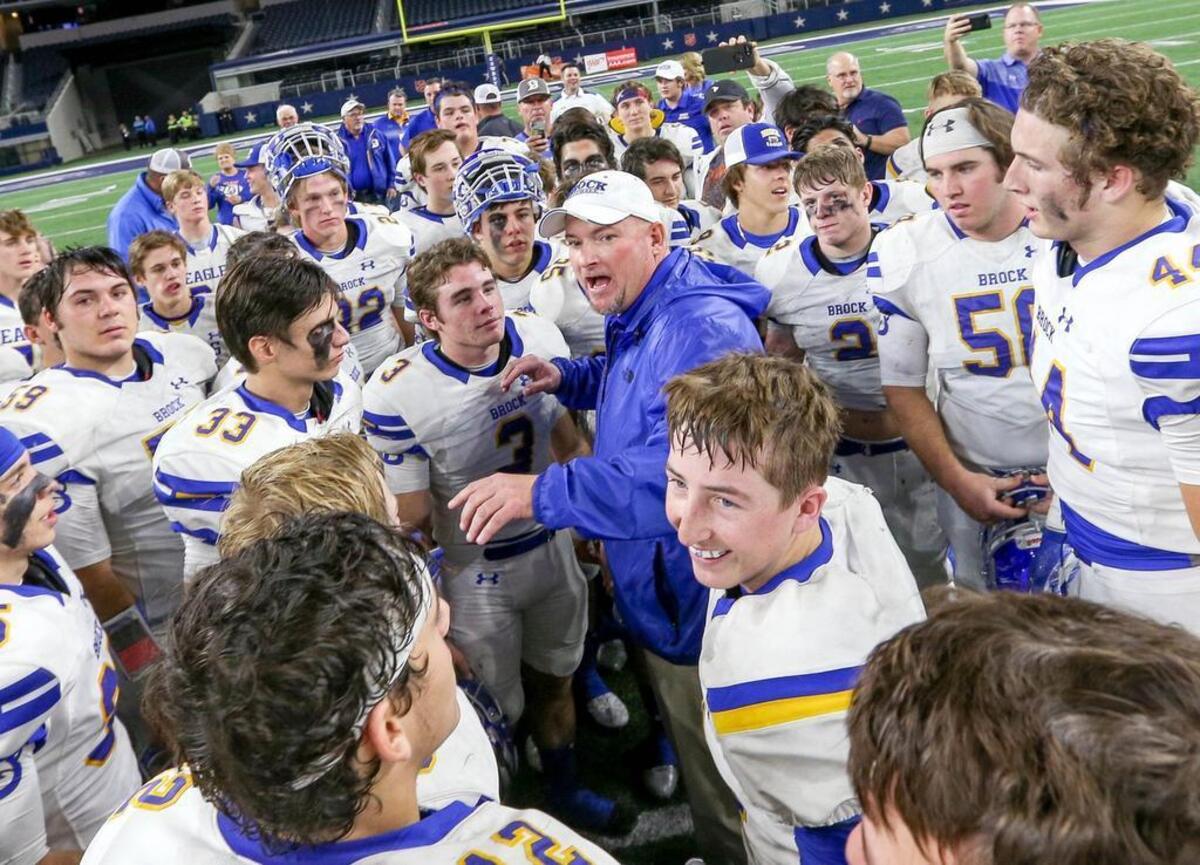 Brock head coach Chad Worrell addresses the team after a 49-21 semifinal defeat of Kemp at AT&T Stadium in 2017.