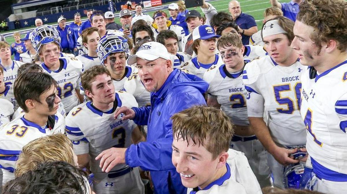 Brock head coach Chad Worrell addresses the team after a 49-21 semifinal defeat of Kemp at AT&T Stadium in 2017.