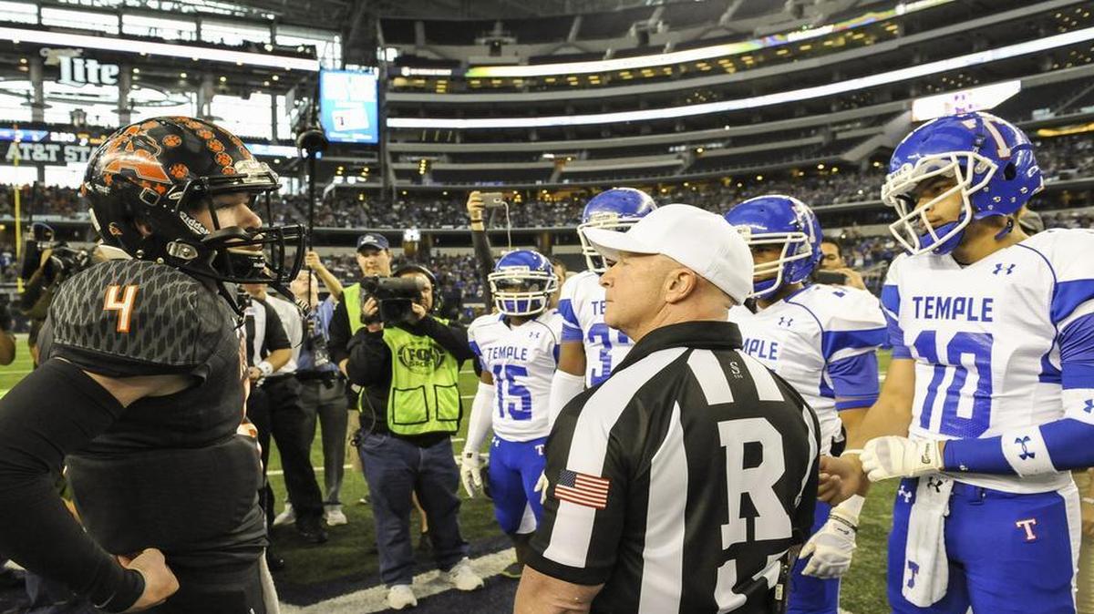 Aledo quarterback Luke Bishop, left, and Temple quarterback Chad President prepare for the coin toss at the Class 5A Division I football championship game at AT&T Stadium on Dec. 20, 2014.