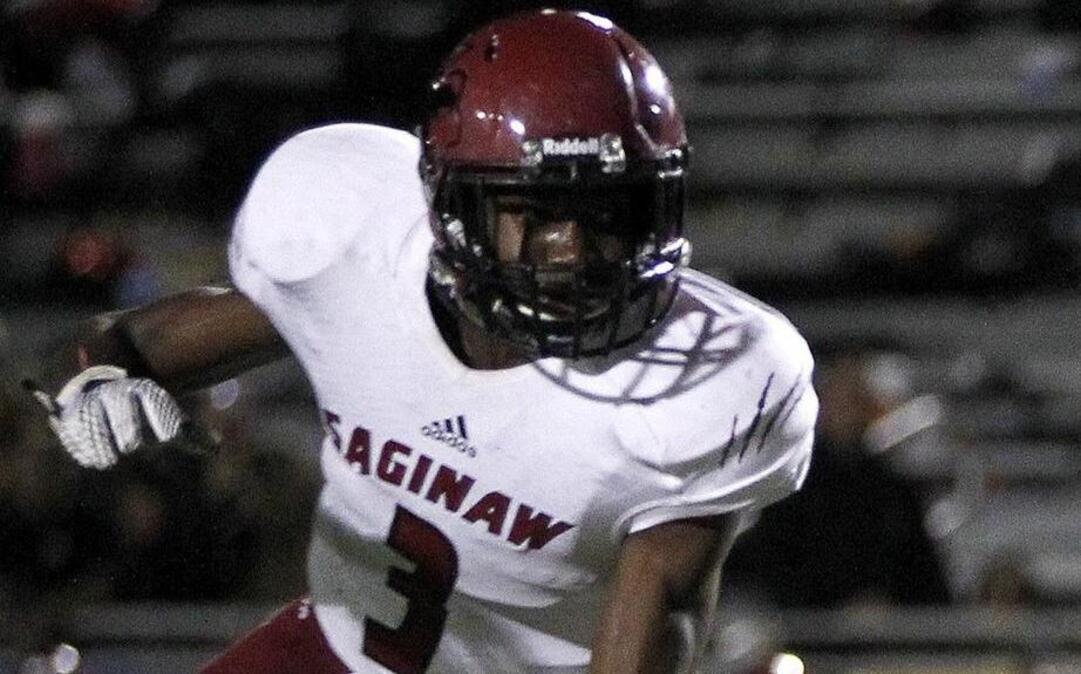 Saginaw’s Frank Honang eyes a receiver in District 5-5A football game on Friday, October 9, 2015.