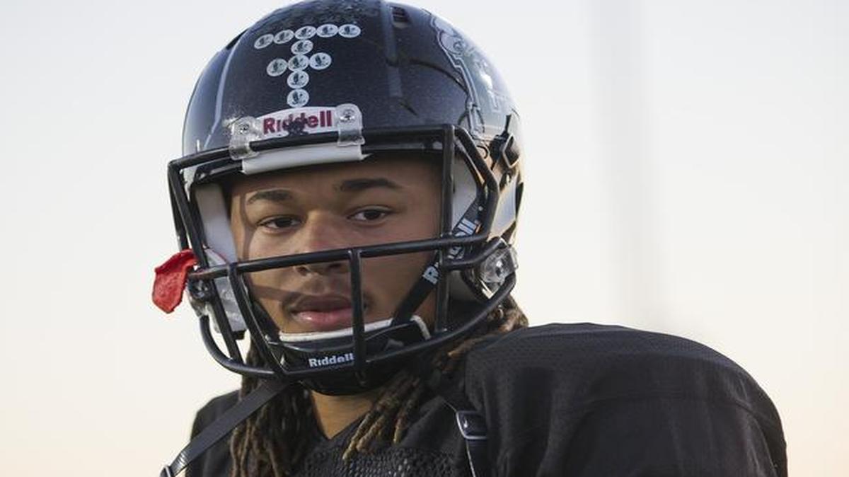 Jett Duffey, Lake Ridge High School quarterback, Wednesday, December 16, 2015.