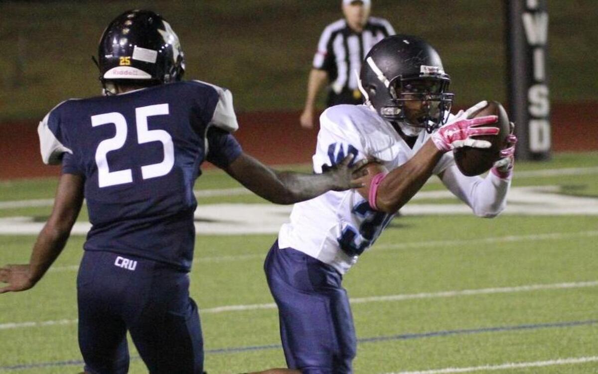 Kelvin Davis (25) of Arlington Heights closes in on Wyatt’s DeVonte Kirven (30) in a game at Farrington Field last season.