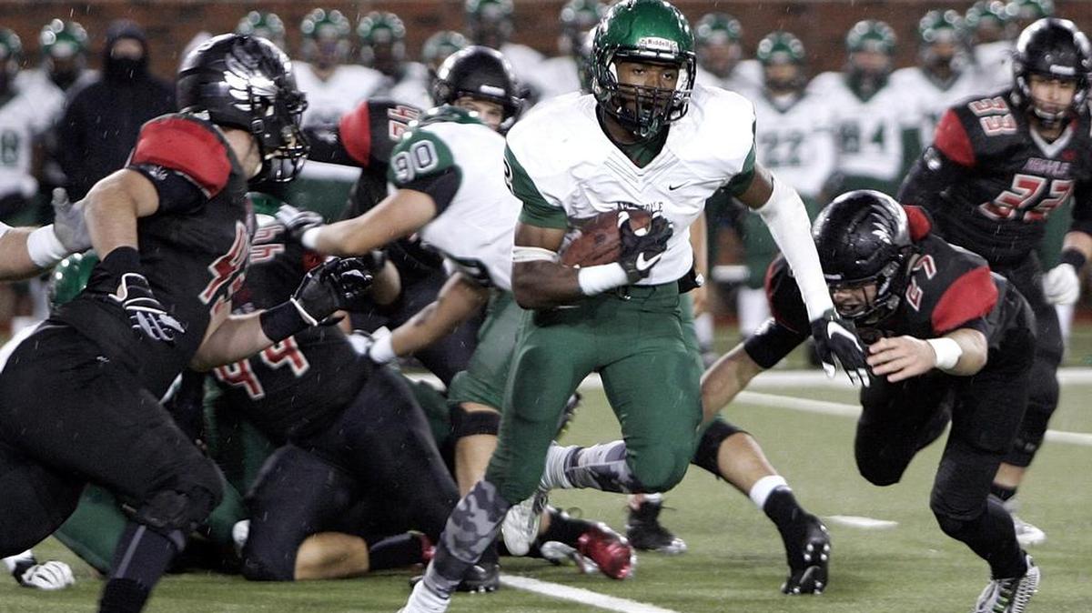 Quardraiz Wadley heads laterally to cut up the right side as Kennedale played Argyle in a 4A football playoff game at SMU Gerald Ford Stadium, Friday Nov. 27, 2015.