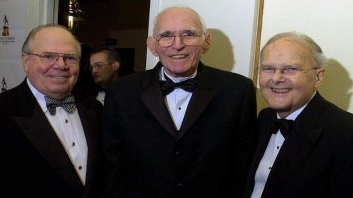 
TCU 1938 national championship team member Don Looney, center, is pictured with announcer Verne Lundquist, left, and sports team owner Lamar Hunt at the 2006 Davey O’Brien awards dinner in Fort Worth.
