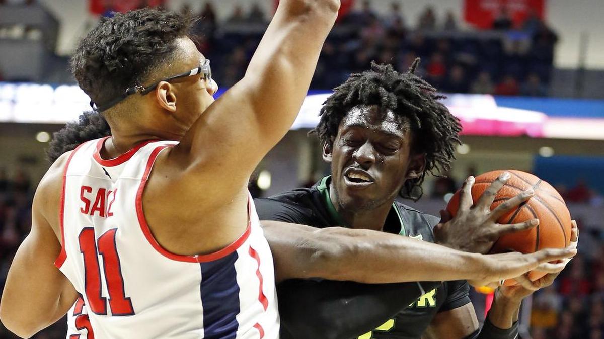 Johnathan Motley, right, and No. 2 Baylor travel to face No. 3 Kansas on Wednesday in a Big 12 showdown in Lawrence. The game will be televised at 8 p.m. on ESPN2.