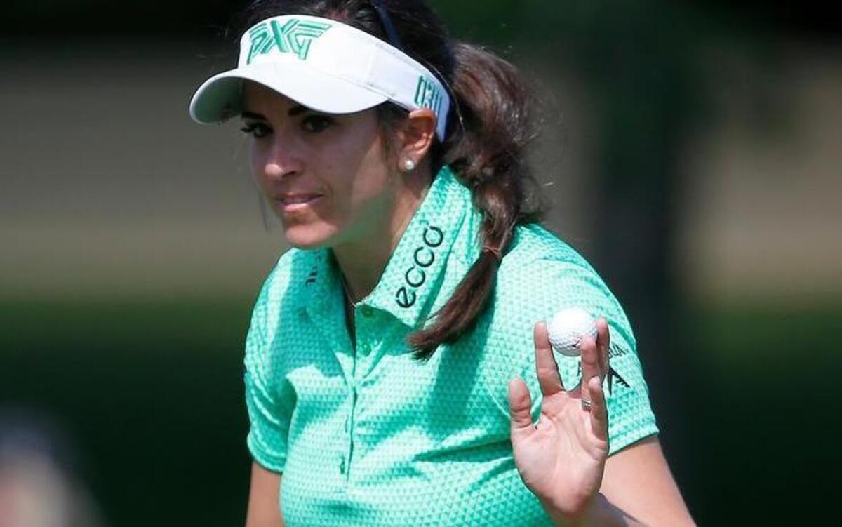 Gerina Piller waves to the crowd after making a par putt on the 9th green during the third round of the 2016 Volunteers of America Texas Shootout.