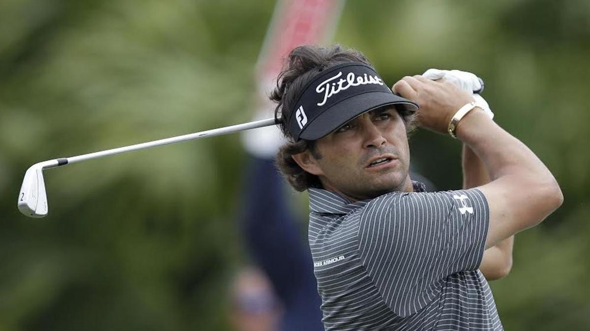 Mansfield’s Martin Flores shot a 5-under 65 Thursday, two behind the leaders after the first round of the Byron Nelson Championships.
