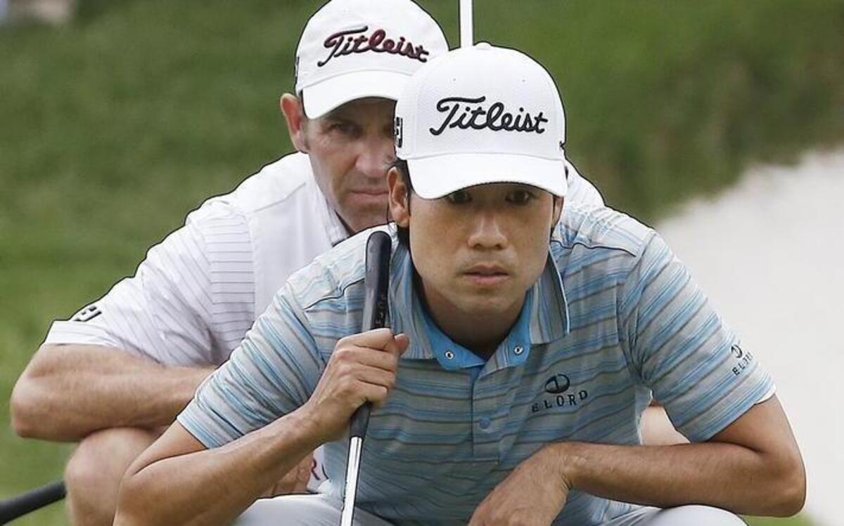 
Kevin Na and his caddie, Kenny Harms, line up a putt on the 15th green Saturday. Na leads by one shot after a 1-under 69 at Colonial. “I can see someone shooting 61 or 62” today, Na said. 
