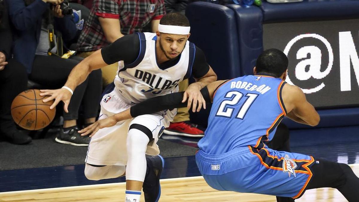 Seth Curry, left, driving past Andre Roberson of the Oklahoma City Thunder in Sunday’s victory, and the Dallas Mavericks play host to the Los Angeles Lakers on Tuesday at American Airlines Center. The game will be televised at 7:30 p.m. on Fox Sports Southwest.