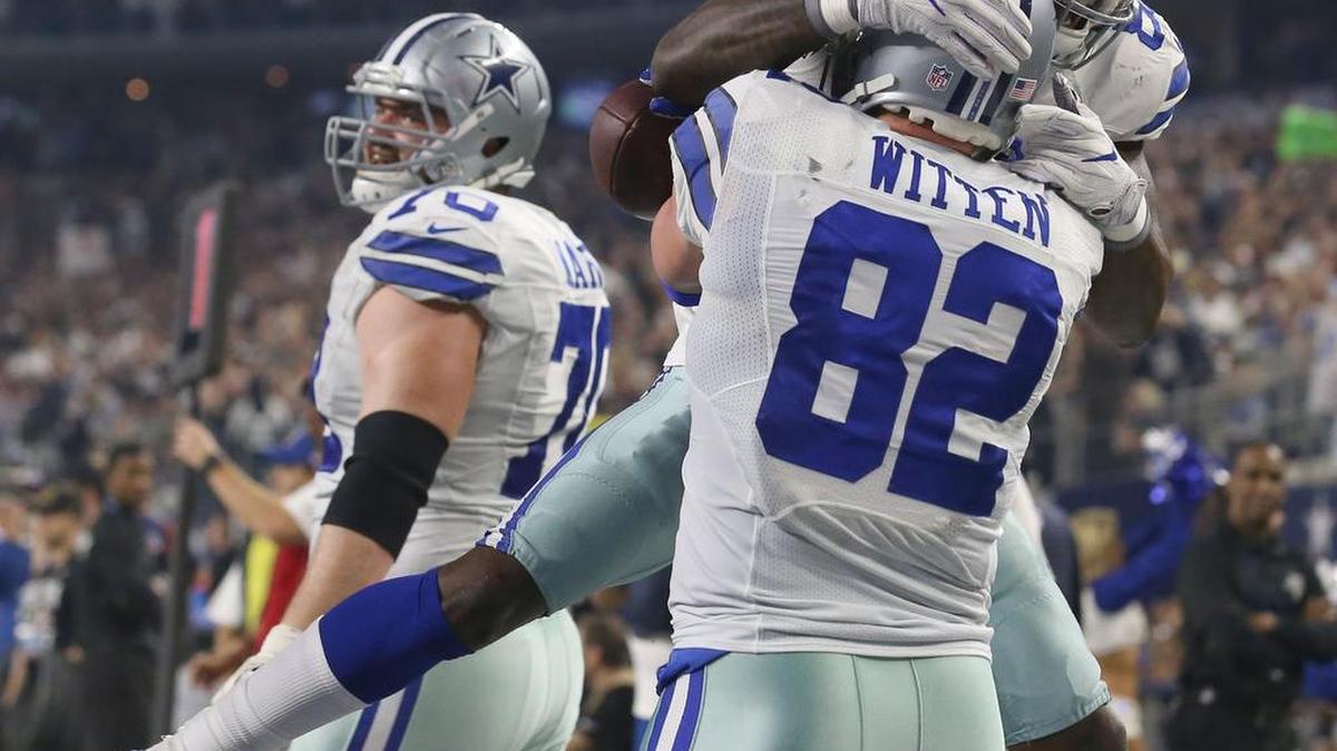 Dallas Cowboys tight end Jason Witten (82) scores on a pass from Dez Bryant (88) in the third quarter.