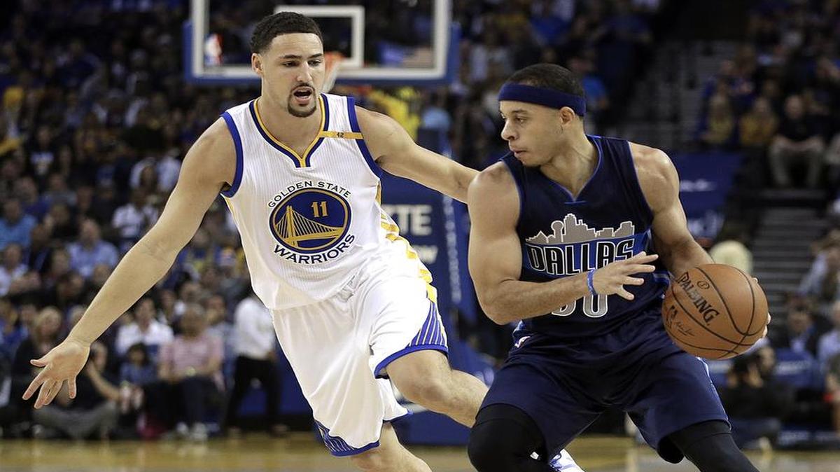 Seth Curry, right, driving against the Golden State Warriors’ Klay Thompson on Wednesday and the Dallas Mavericks face the Knicks in New York on Monday following a four-day break. Fox Sports Southwest has the telecast starting at 6:30 p.m.