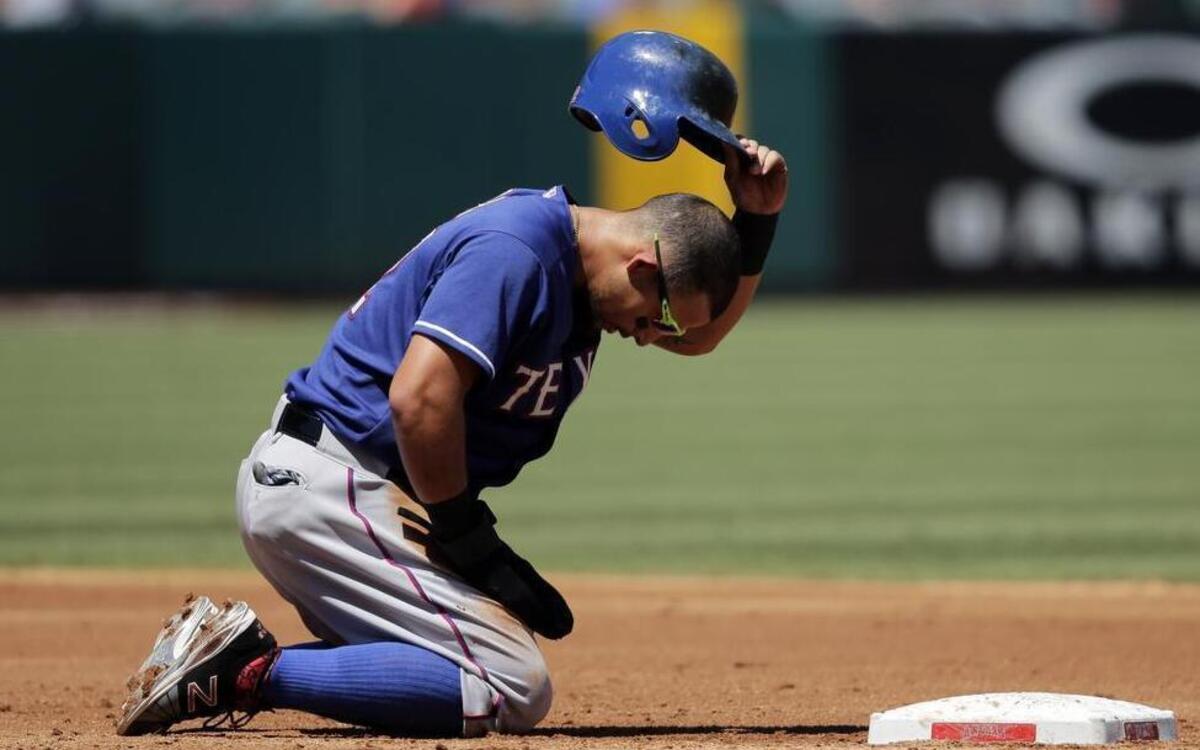 
Rougned Odor is doubled off second base from a lineout by Chris Gimenez.


