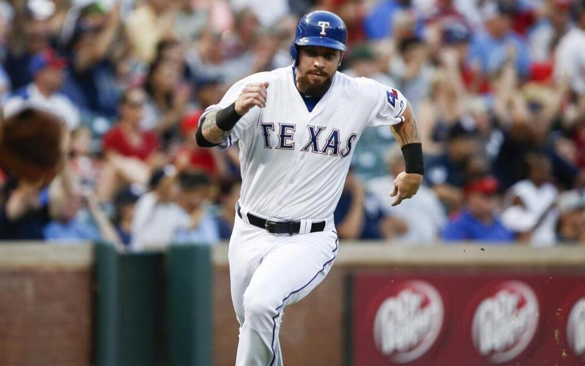 
Rangers outfielder Josh Hamilton runs home to score on Delino DeShields’ single in the second inning Wednesday against the New York Yankees. Texas won 5-2.
