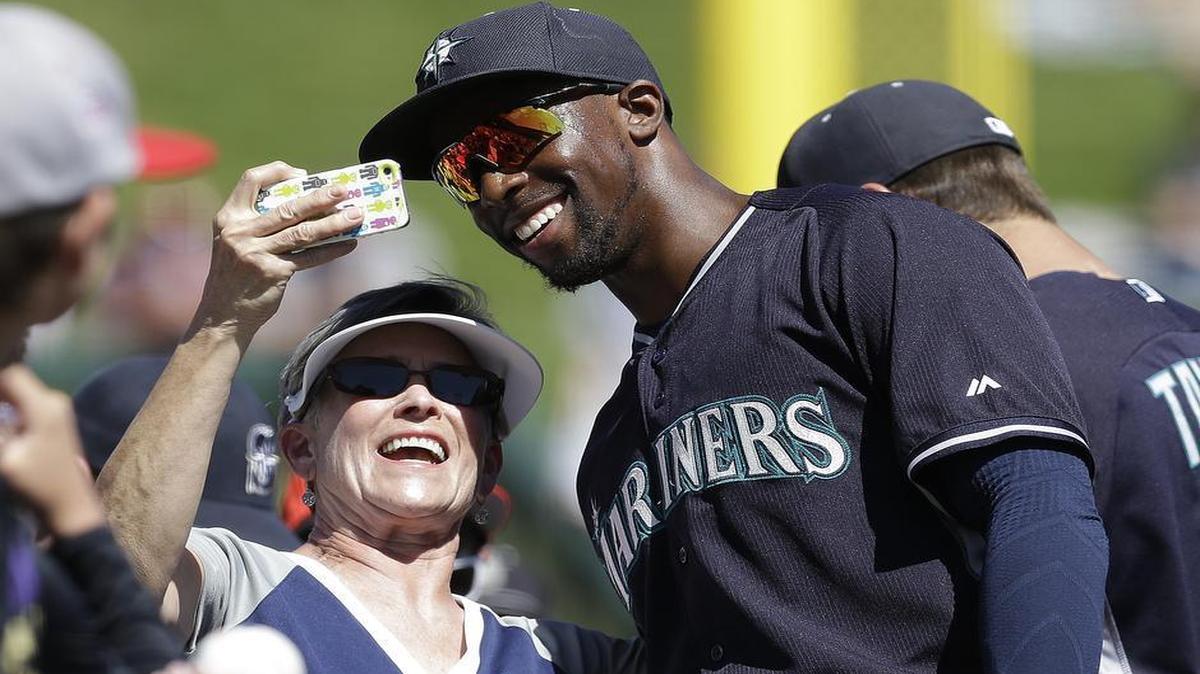 James Jones, right, who was with the Mariners last season, hopes to earn a spot on the Rangers’ big league roster out of spring training in 2016.