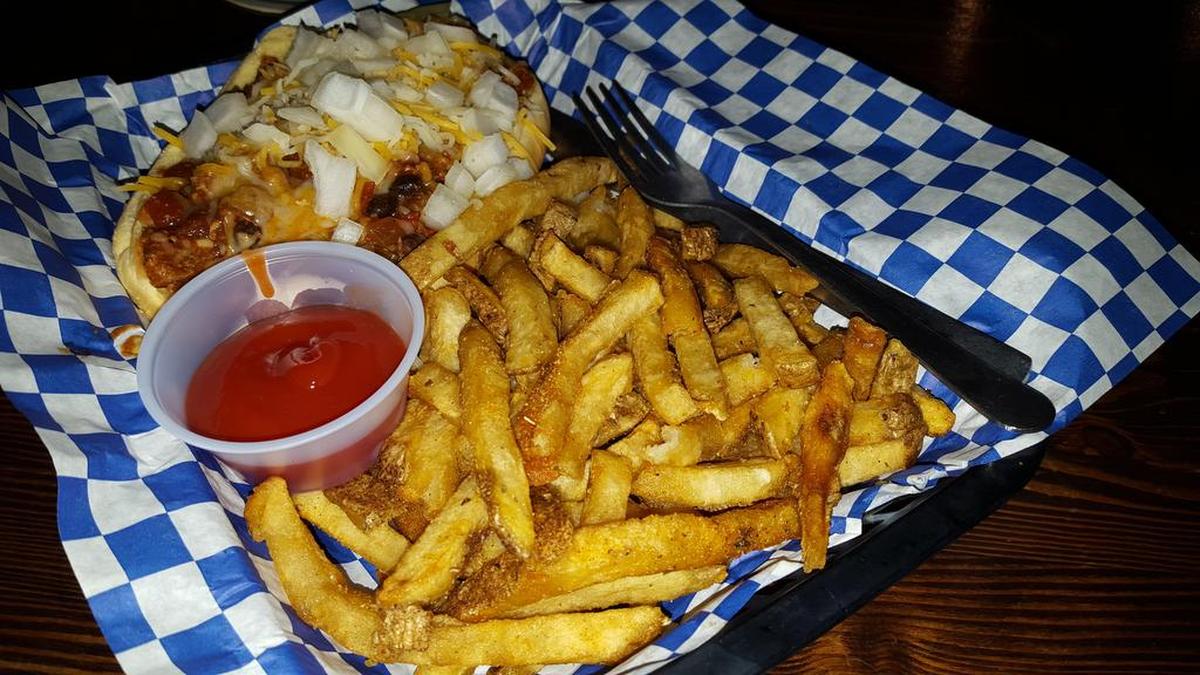 The fresh cut fries at Booty’s Wings, Burgers and Beer, a sports bar near the Rangers’ spring training complex in Surprise, Ariz., are a big step above your typical restaurant fries. The go well with the chili cheese dog.