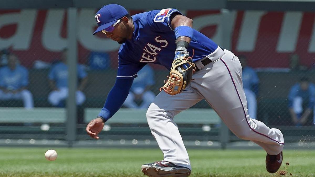 
Rangers shortstop Elvis Andrus couldn’t pick up an infield single by the Royals in the second inning and batter later scored. Kansas City won the series finale 4-3 on an eighth-inning solo homer by Salvador Perez.
