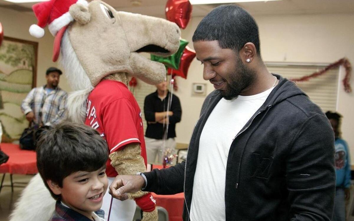 Rangers shortstop Elvis Andrus talks with catcher Robinson Chirinos’ son, David, at the Arlington Life Shelter on Monday night.