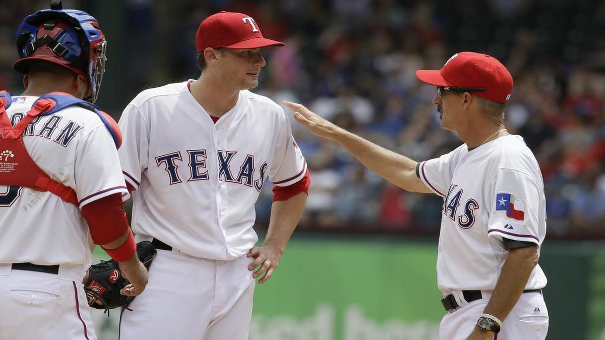 
Rangers pitching coach Mike Maddux, right, talks to starter Ross Detwiler, center, with catcher Carlos Corporan, left, during the first inning Thursday. The Royals beat the Rangers 6-3.
