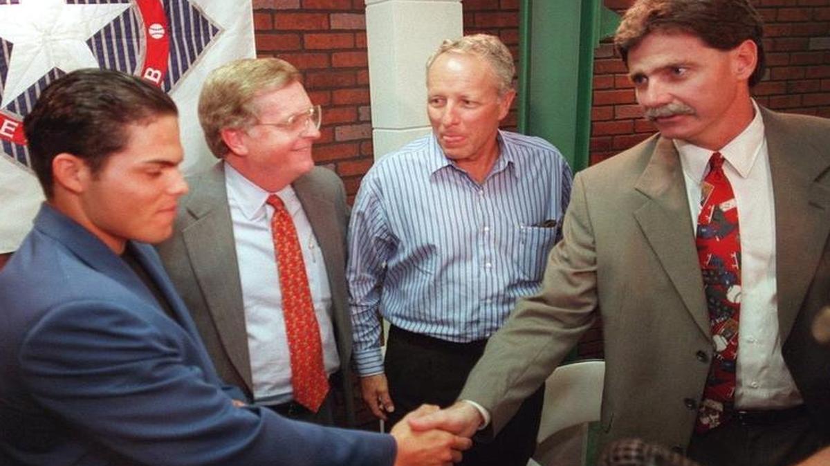 In a 1997 file photo, Rusty Rose, second from right, was a co-managing partner of the Rangers from 1989 to 1998 and worked closely with Tom Schieffer, second from left, and George W. Bush to transition the Rangers into a big-market franchise.