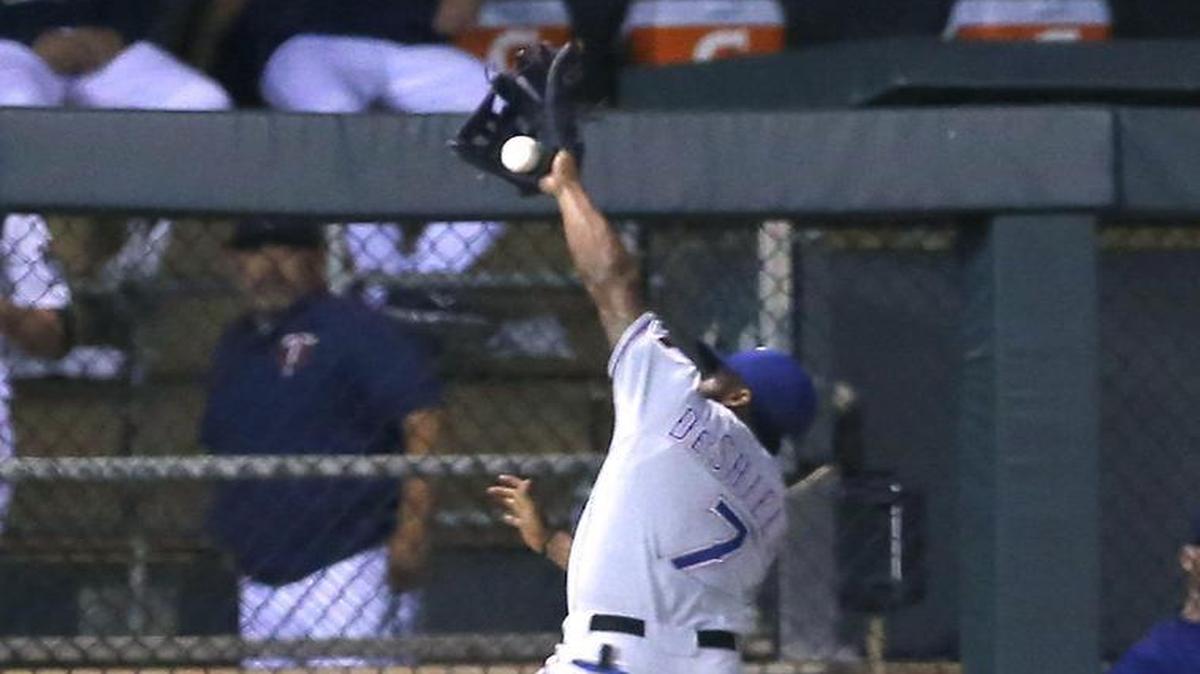 
Rangers center fielder Delino DeShields goes high to catch a long fly ball off the bat of the Twins’ Brian Dozier in the eighth inning Tuesday night at Target Field. Texas lost 3-2 on a game-winning double in the ninth.
