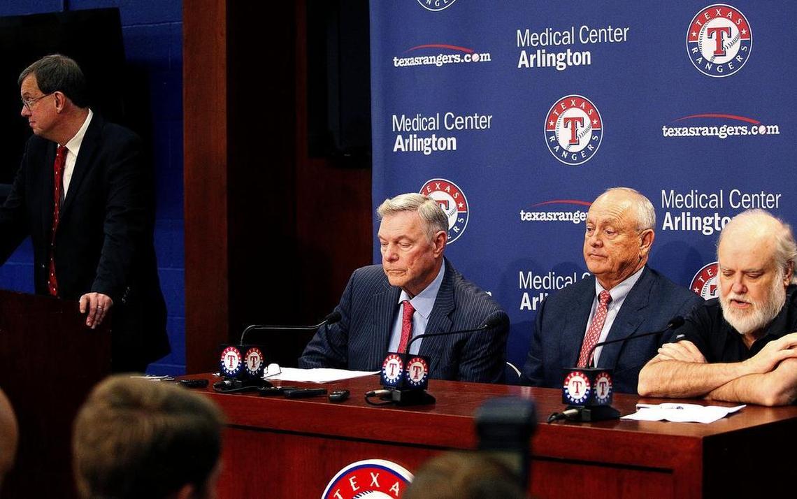 Nolan Ryan announced his resignation with Texas Rangers owners Ray Davis, left, and Bob Simpson, right, on Oct. 17, 2013.