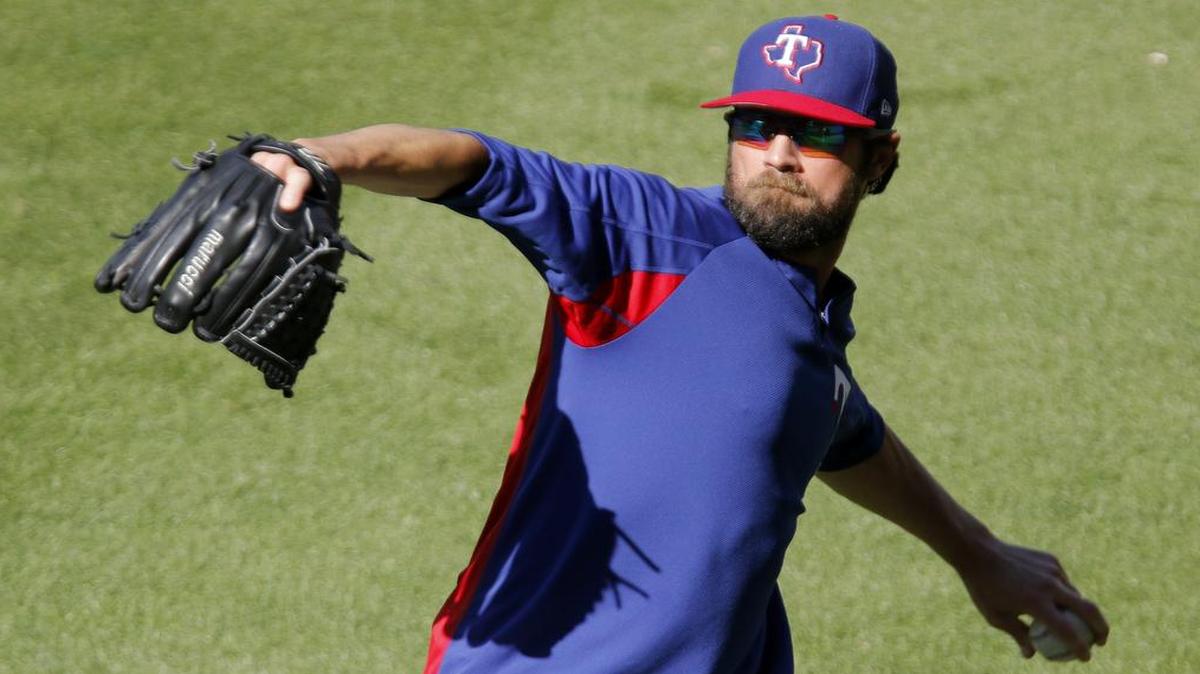 Cole Hamels tested his strained right oblique Tuesday with his first throwing session since May 2.