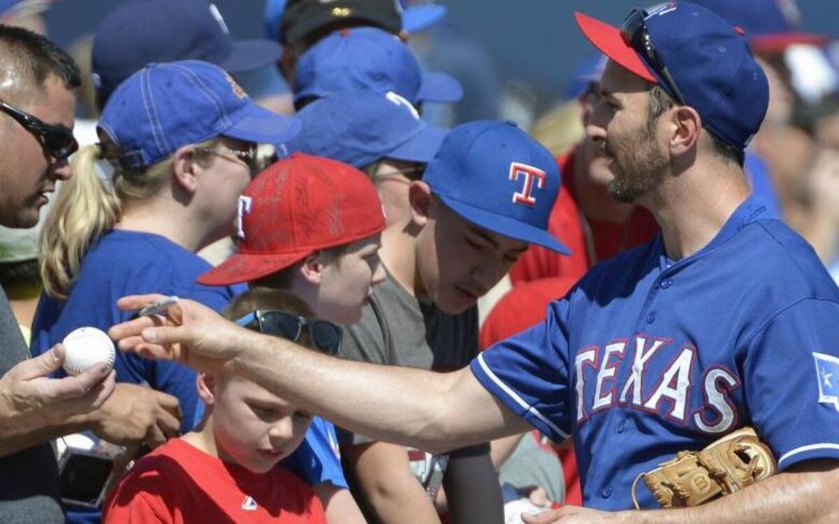
Rangers shortstop Adam Rosales saluted his wife Callie on Mother’s Day.

