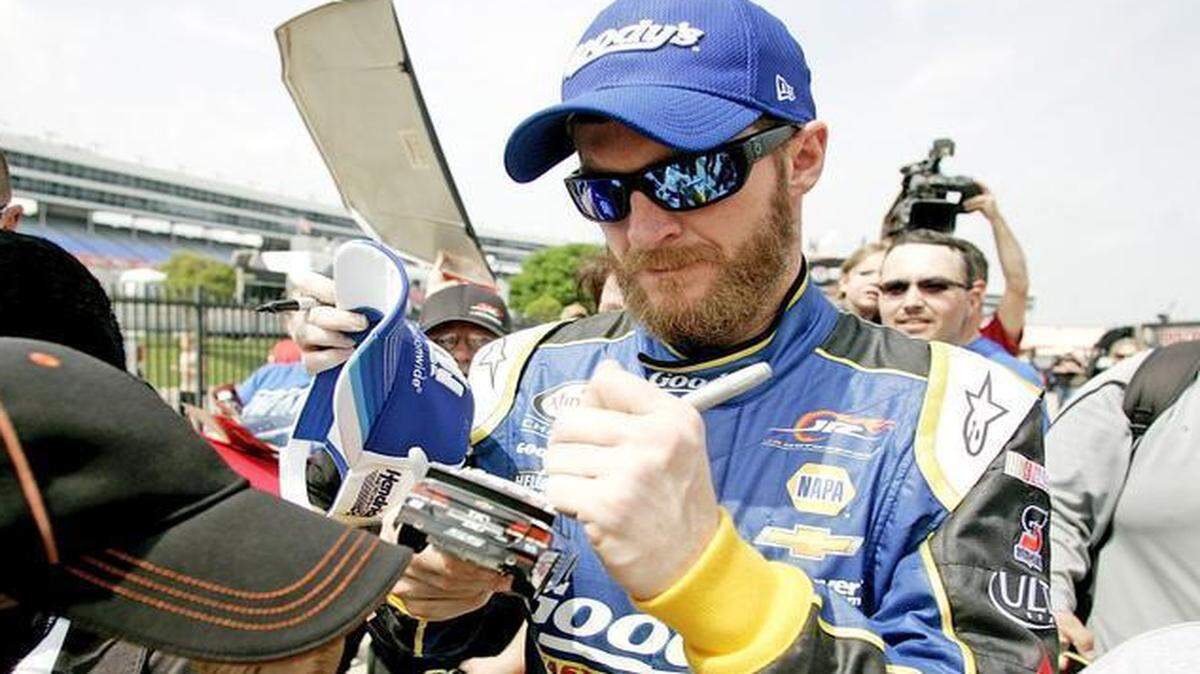 
Dale Earnhardt Jr. signs autographs for fans Thursday at Texsa Motor Speedway. NASCAR’s most popular driver will also race in the O’Reilly 300 Friday. 
