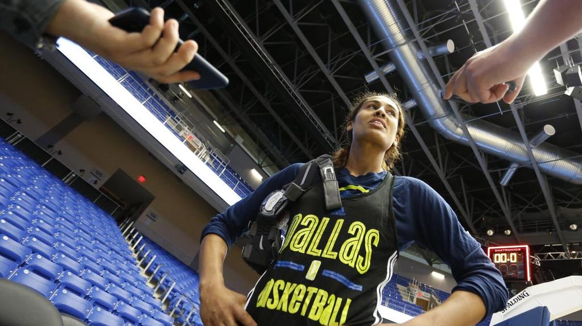 Skylar Diggins scored a season-high 29 points against Los Angeles on Tuesday, but Dallas dropped its second straight game.