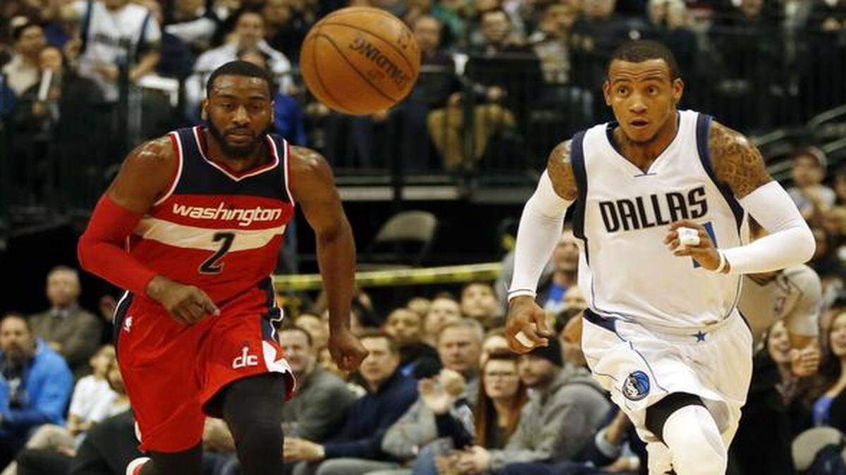 
Washington Wizards guard John Wall (2) and Dallas Mavericks guard Monta Ellis (11) chase a loose ball down the court during the first half of a NBA basketball game on Tuesday, December 30, 2014 in Dallas. 
