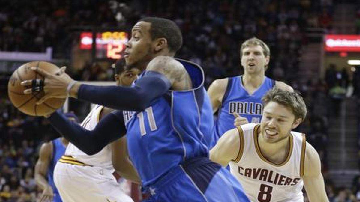 
Monta Ellis, driving past the Cavaliers’ Matthew Dellavedova, led a balanced Mavericks offense with 20 points.


