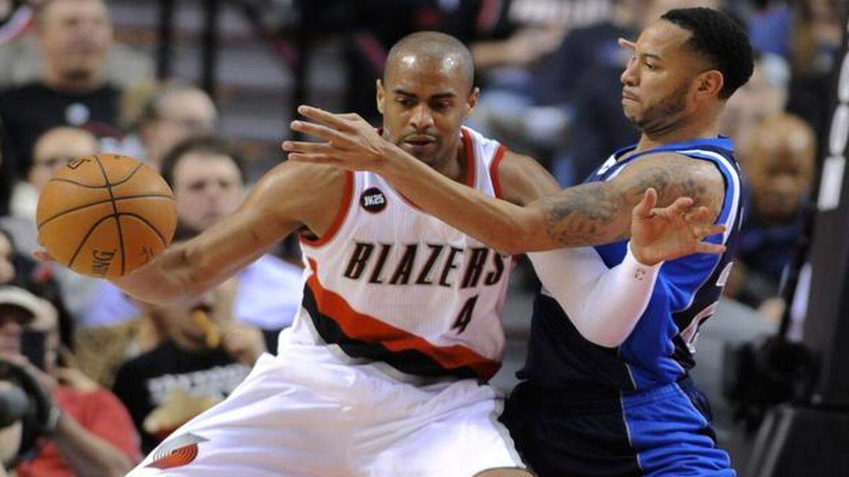 
Devin Harris, right, bruised his right hand Thursday against Arron Afflalo and Portland. Harris missed Friday’s game.
