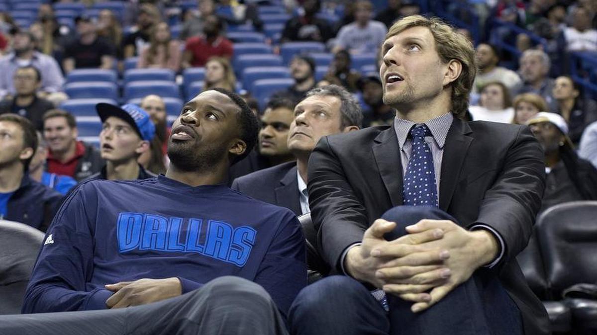 Mavericks starters Wesley Matthews, left, and Dirk Nowitzki watch Wednesday’s game against the Pelicans from the bench after they were given the day off following Tuesday’s double-overtime victory over the Sacramento Kings. They are expected back on the court tonight against Milwaukee.