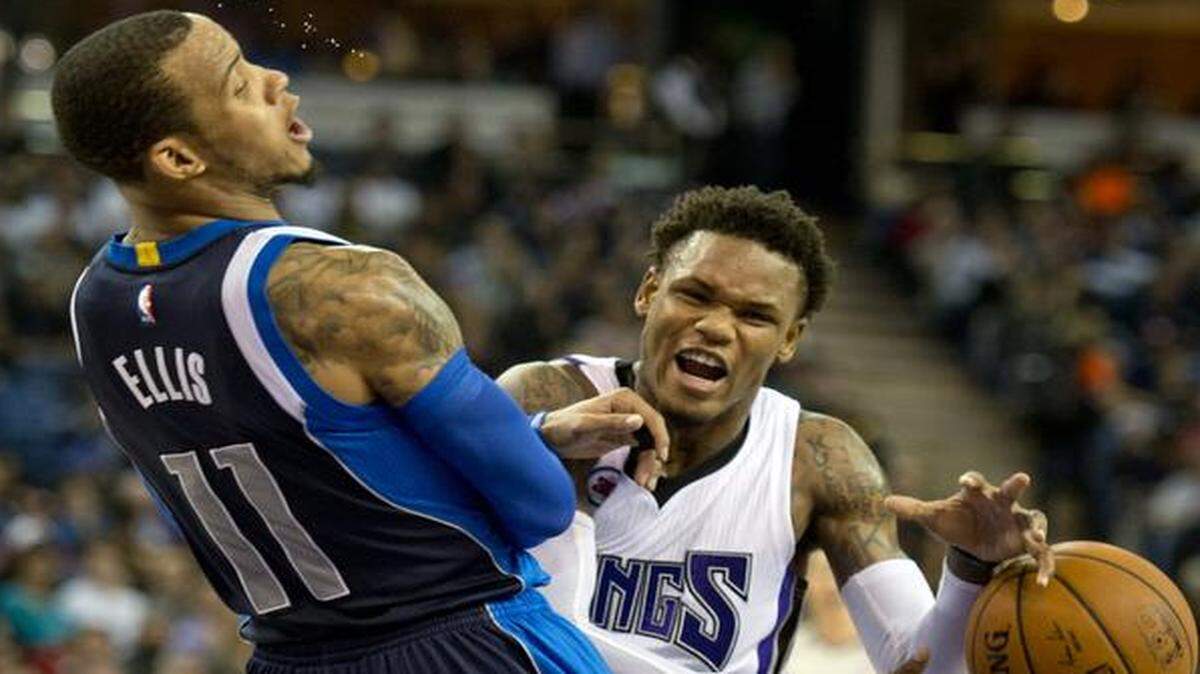
The Mavericks’ Monta Ellis draws a charge against the Kings’ Ben McLemore in the second quarter Tuesday night.



