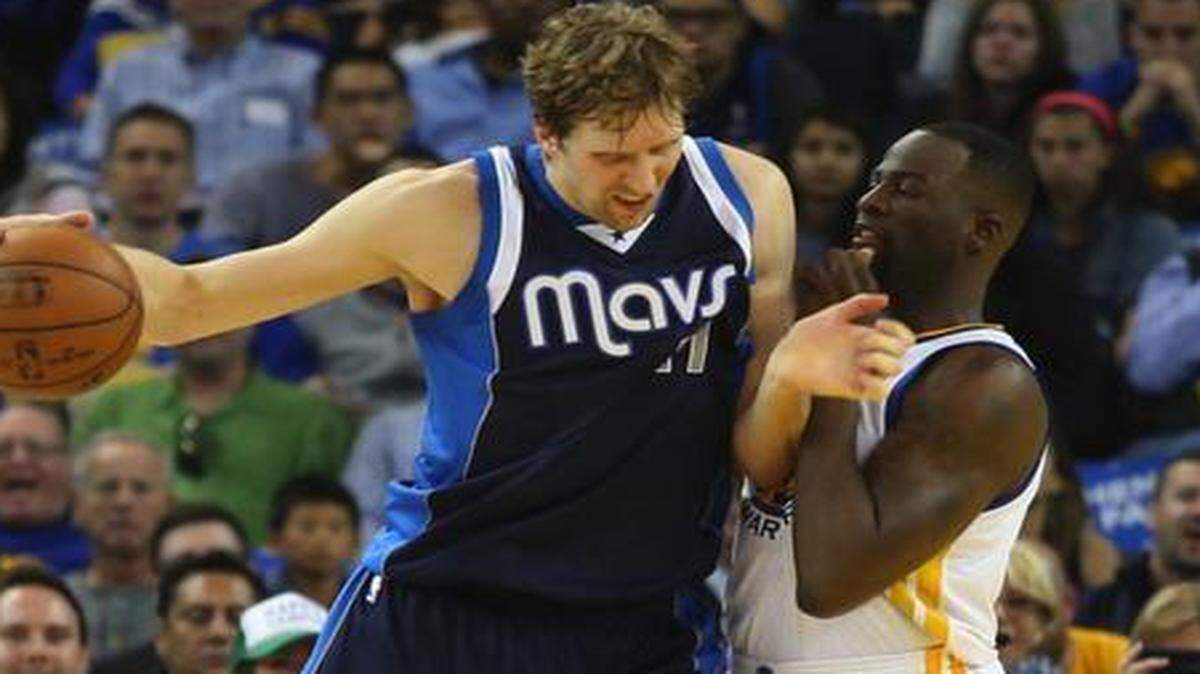 
Dallas Mavericks forward Dirk Nowitzki, left, works against Golden State’s Draymond Green in the second quarter at Oracle Arena in  Friday. The Mavericks’ offense continued its slump, making only 37 percent of its shots.
