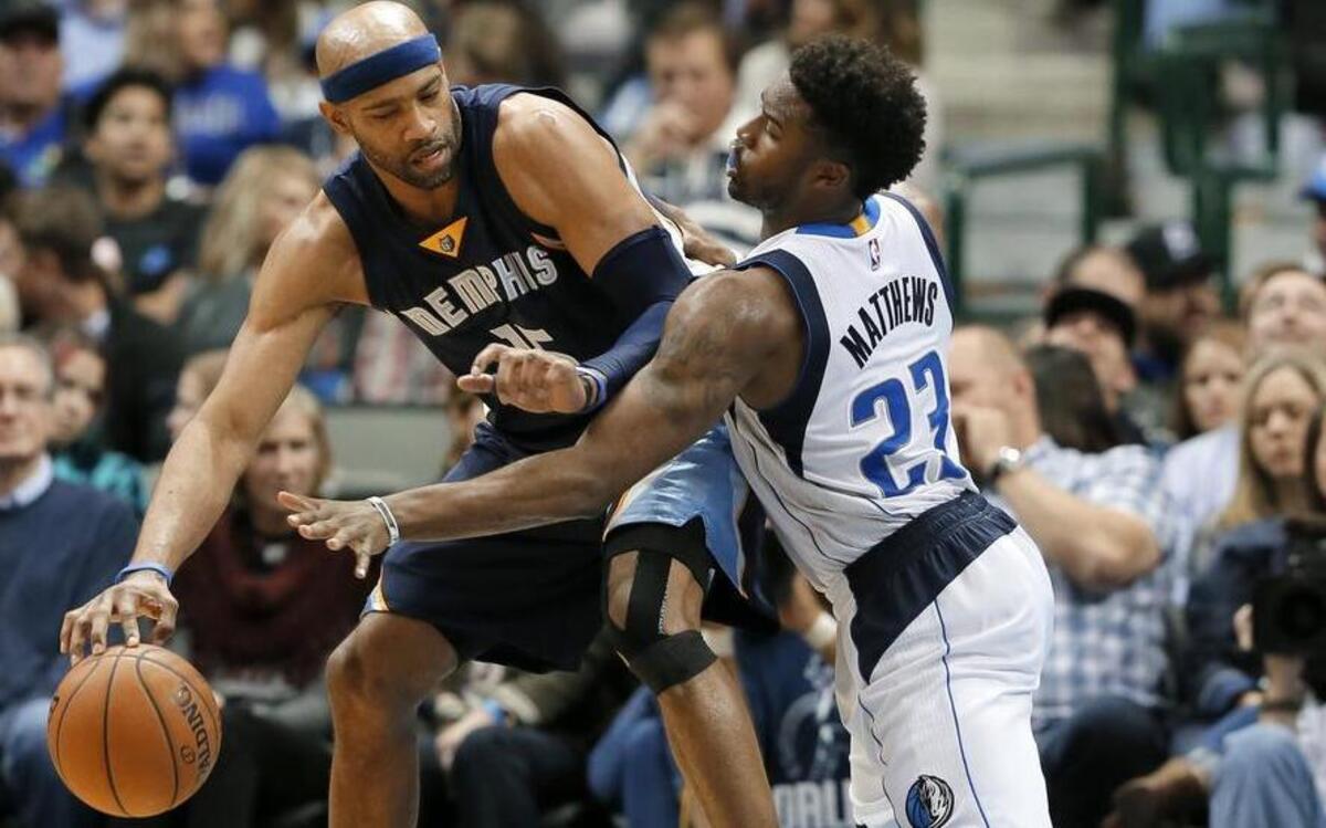 Memphis Grizzlies' Vince Carter fights for a shot opportunity against Dallas Mavericks' Wesley Matthews, right, in the second half of an NBA basketball game, Friday Nov. 18, 2016, in Dallas.