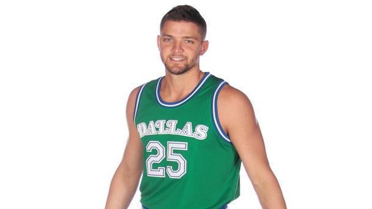 Chandler Parsons will lead the hot Dallas Mavericks, who will be wearing throwback uniforms tonight, against Utah.