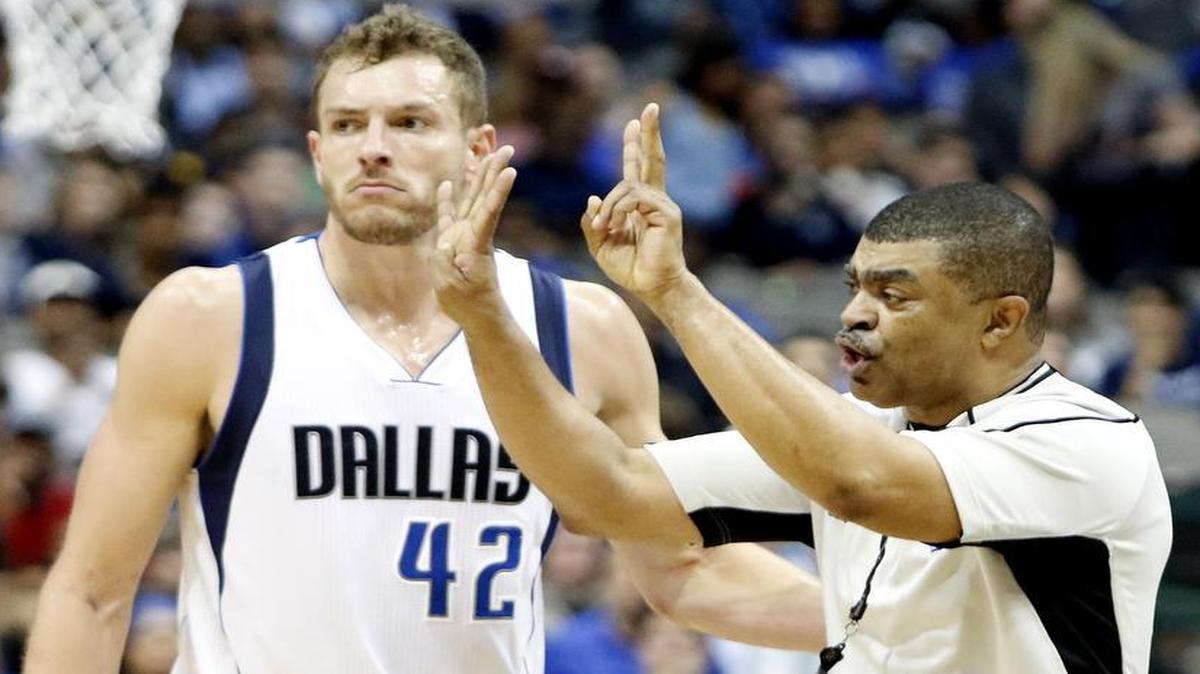 Dallas Mavericks forward/center David Lee clings to lessons learned from his late grandfather, millionaire philanthropist E. Desmond “Desi” Lee.