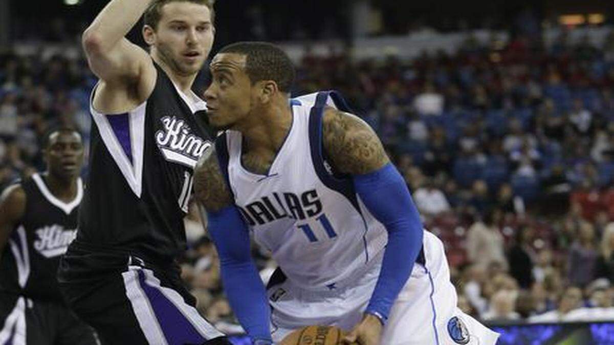 
Dallas Mavericks guard Monta Ellis, right, goes to the basket against Sacramento Kings guard Nik Stauskas, of Canada, during the first quarter of an NBA basketball game in Sacramento, Calif., Thursday, Feb. 5, 2015.
