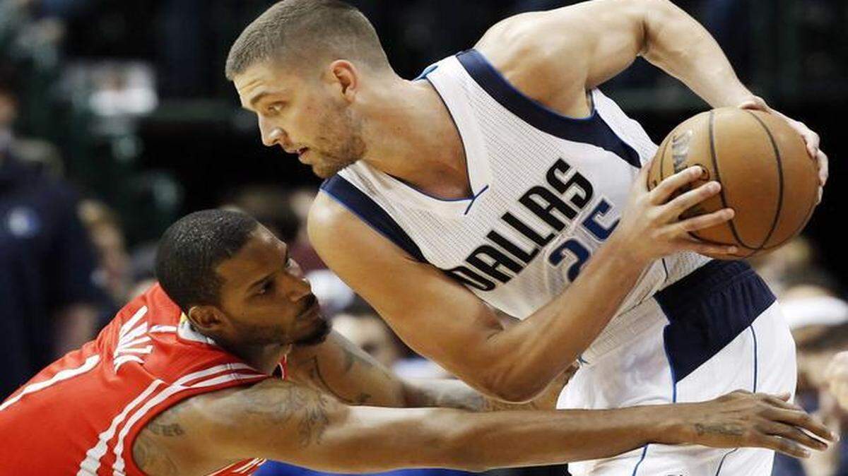 
Chandler Parsons, right, is questionable tonight after leaving Thursday’s game with a sore right knee.
