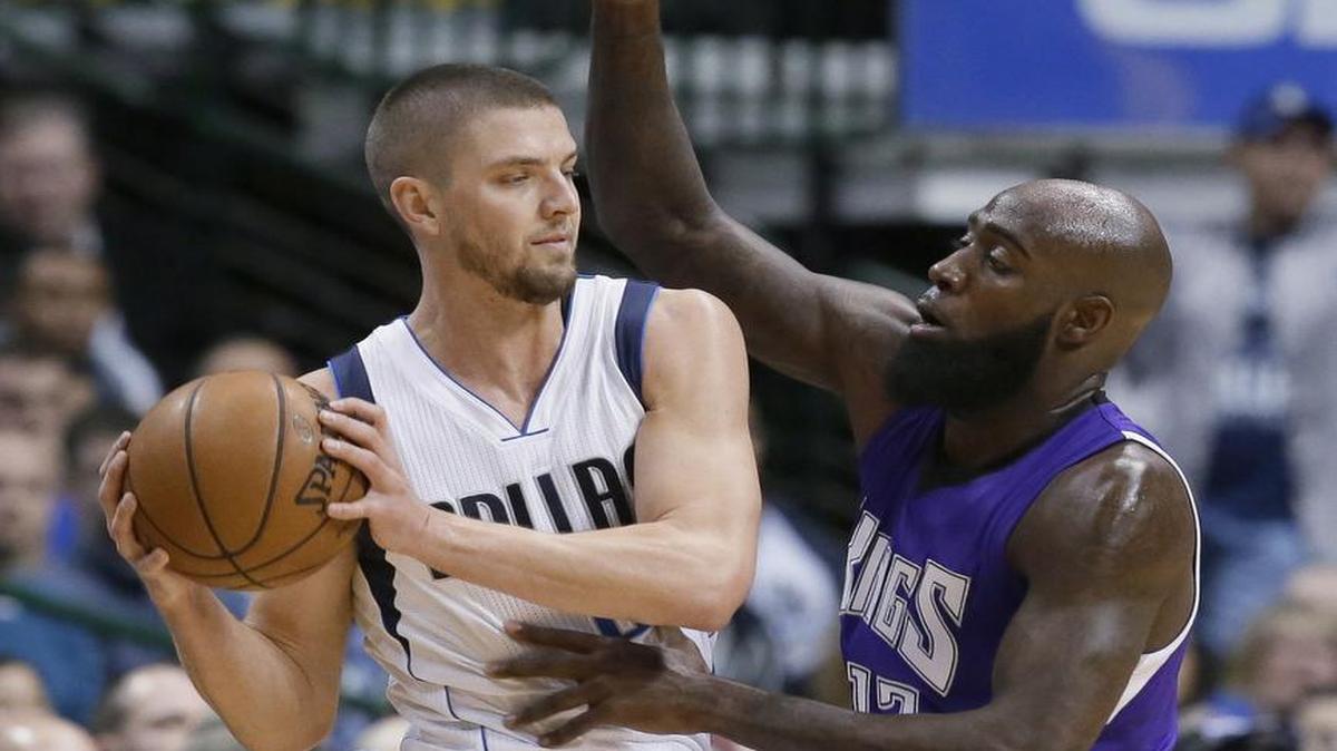 Mavericks’ Chandler Parsons, left, had a season-high 21 points against Quincy Acy and the Kings on Tuesday.