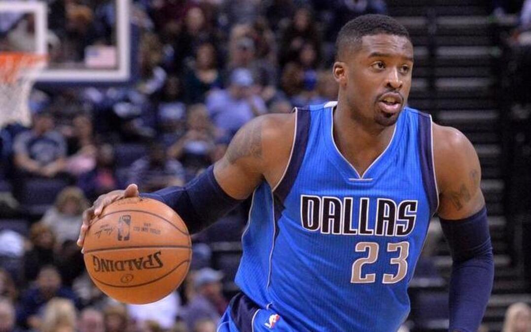 Dallas Mavericks guard Wesley Matthews (23) plays in the first half of an NBA basketball game Saturday, Feb. 6, 2016, in Memphis, Tenn.