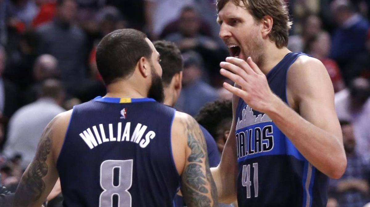 Dirk Nowitzki, right, celebrates with teammate Deron Williams after the Mavericks 99-98 victory over the Bulls on Tuesday in Chicago.