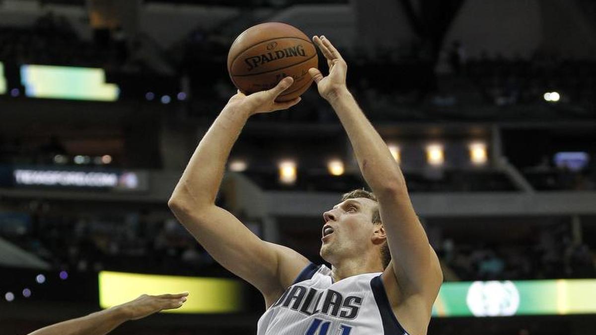 Dirk Nowitzki played 38 minutes against Indiana in the season opener.