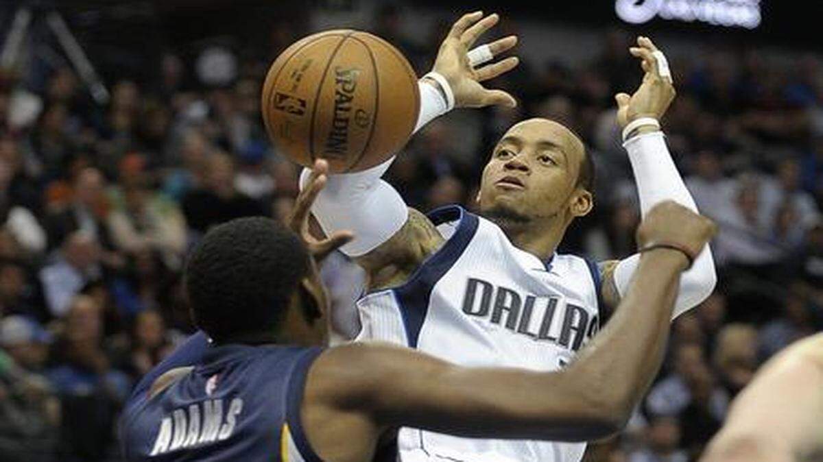 
Mavericks guard Monta Ellis is stripped of the ball by Grizzlies guard Jordan Adams. Ellis committed three of Dallas’ 16 turnovers Tuesday night.



